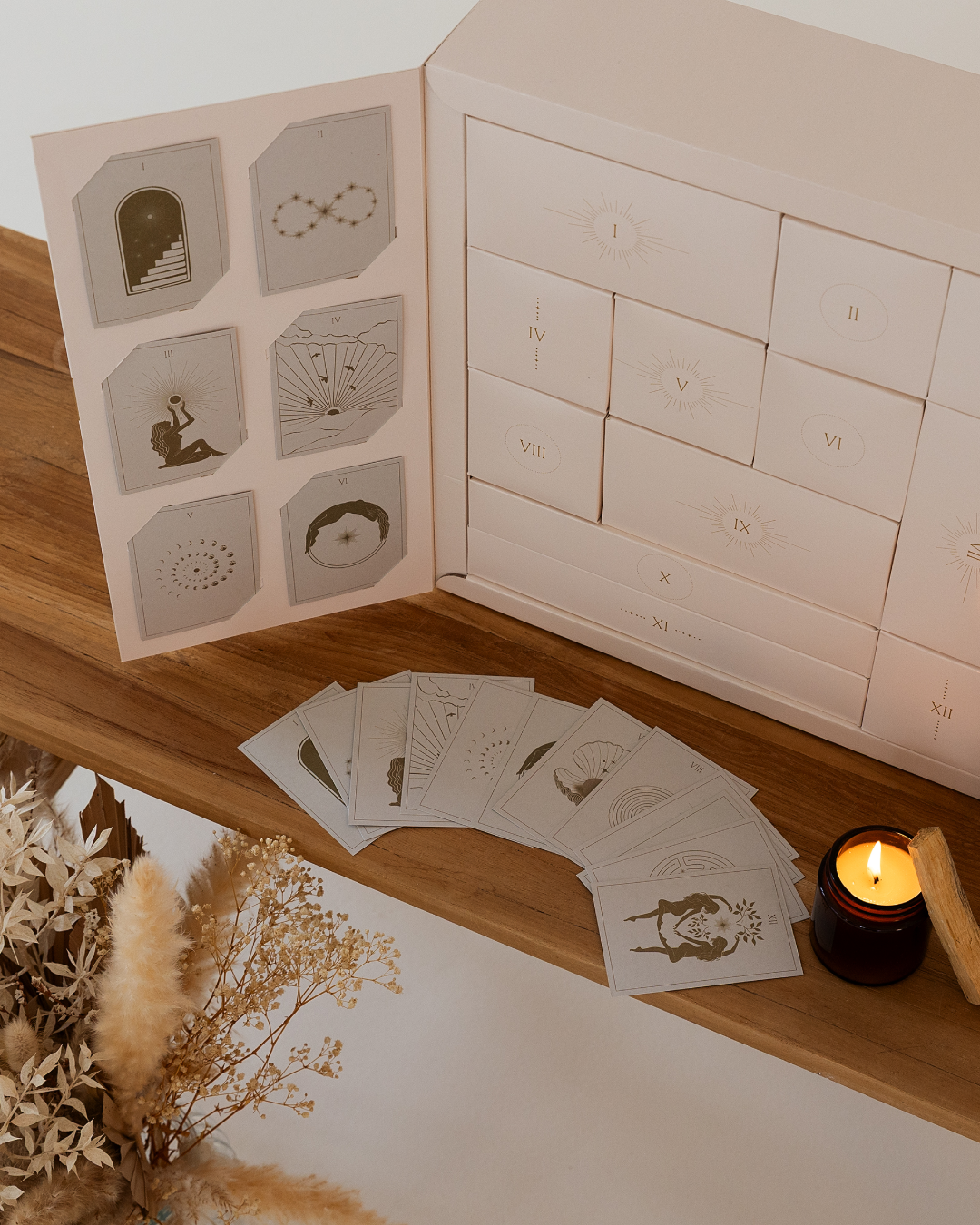 Rauhnaechte Ritualkalender Oh SHanti x Lola Weippert mit Ritualkarten, Kerze und Palo Santo
