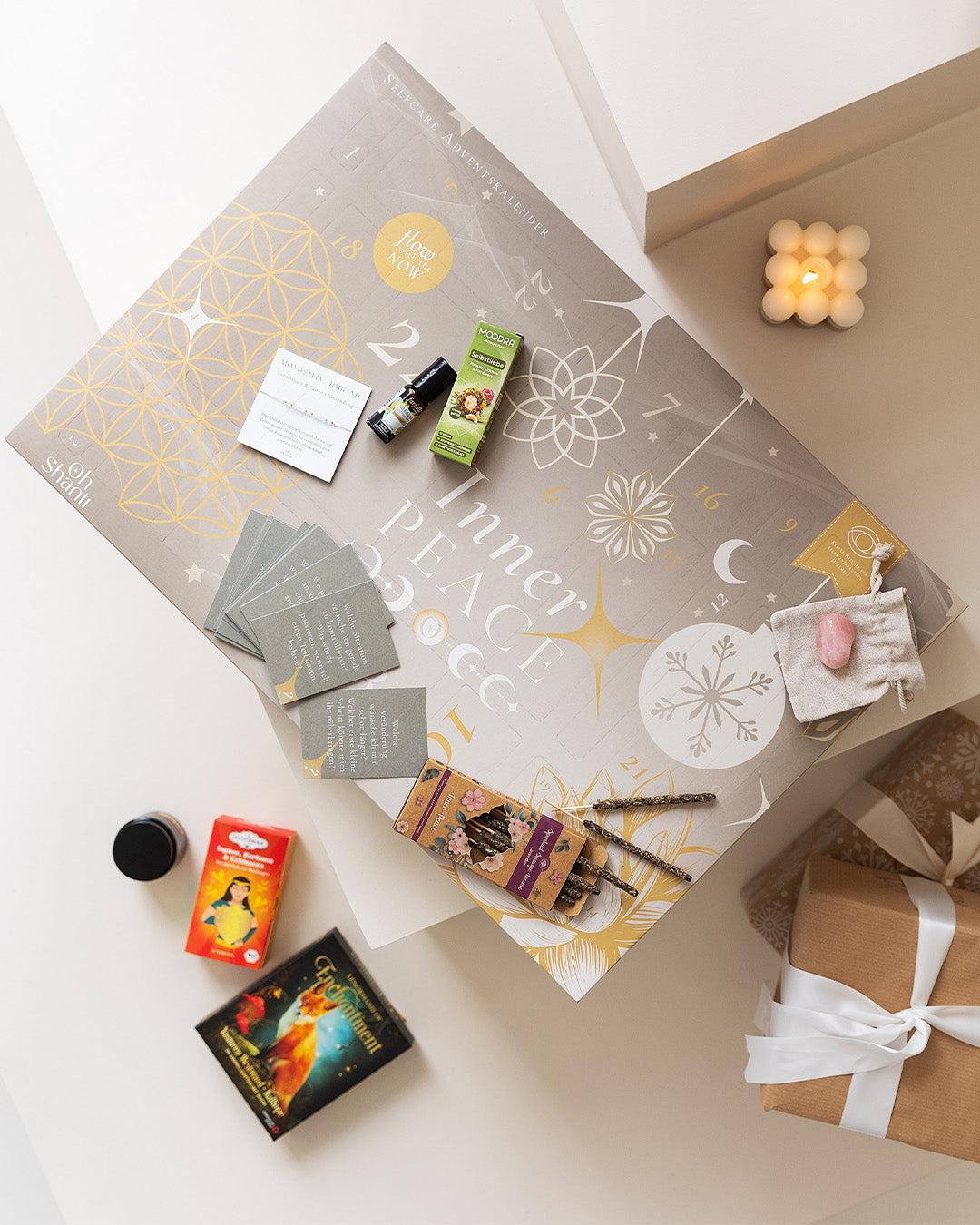 Selfcare Adventskalender von Oh Shanti mit enthaltenden Produkten: Rosequarz, Räucherstäbchen, Orakel Karten, Tee.
