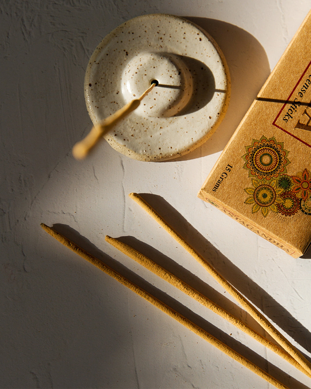 indische Räucherstäbchen mit Halter