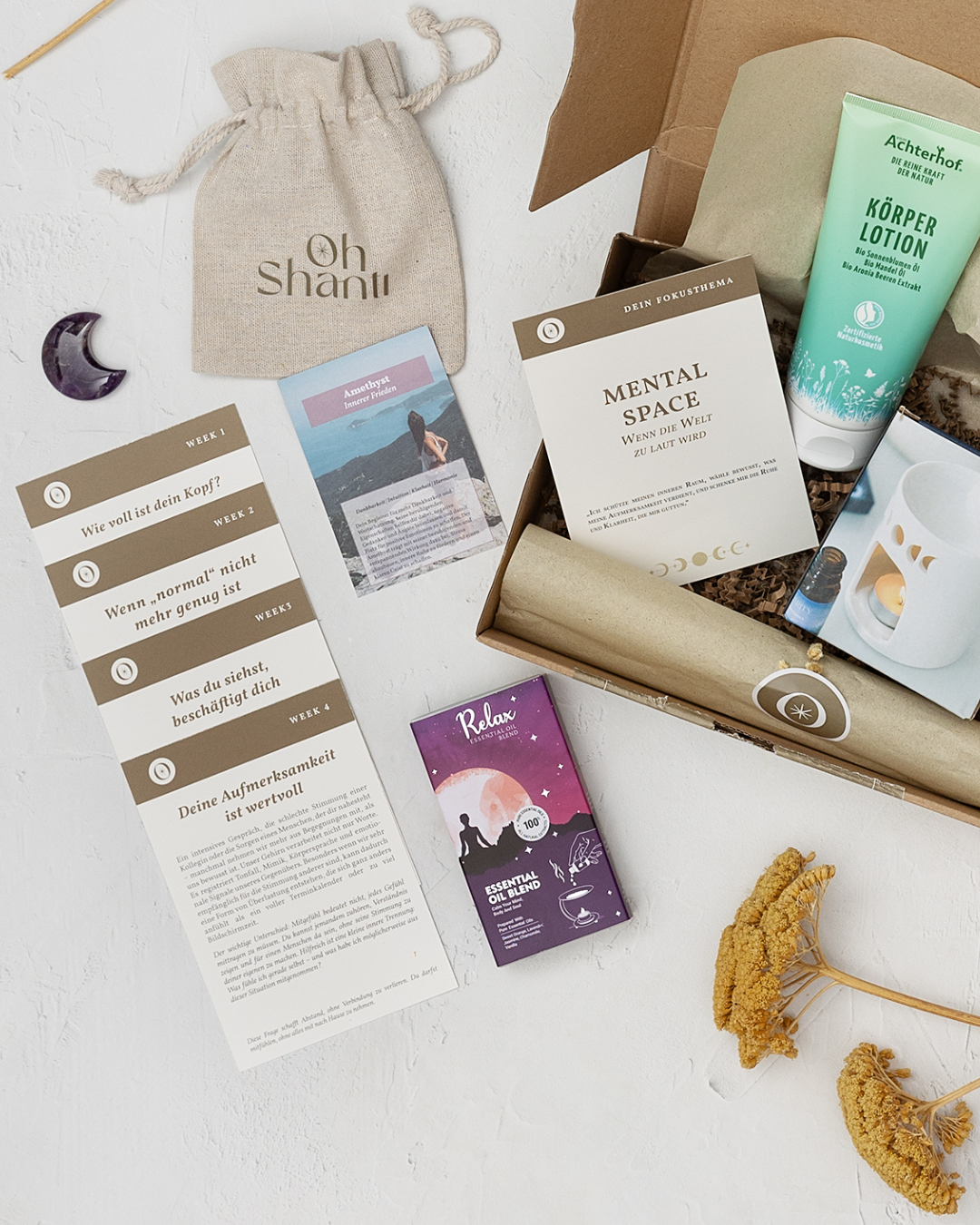 Geschenkbox mit dem Them Mental Space mit begleitenden Produkten wie Körperlotion, Relax Ätherisches Öl, Duftlampe aus Keramik und Amethyst-Halbmond