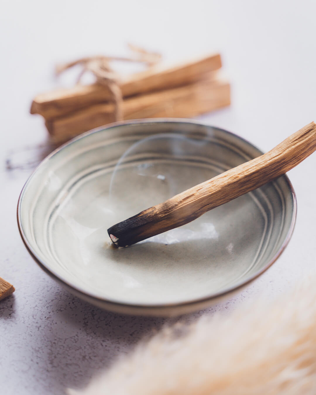 Palo Santo Holz in einer Schale