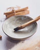 Palo Santo Holz in einer Schale