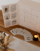 Rauhnaechte Ritualkalender Oh SHanti x Lola Weippert mit Ritualkarten, Kerze und Palo Santo
