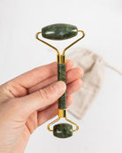 Gesichtsmassage Roller in Hand