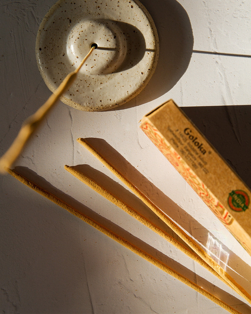 Räucherstäbchenhalter mit Räucherstäbchen